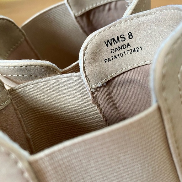 DV by Dolce Vita Darcel Lug Danda Chelsea Chunky Ankle Boot Stone Women’s Size 8 - Picture 9 of 14